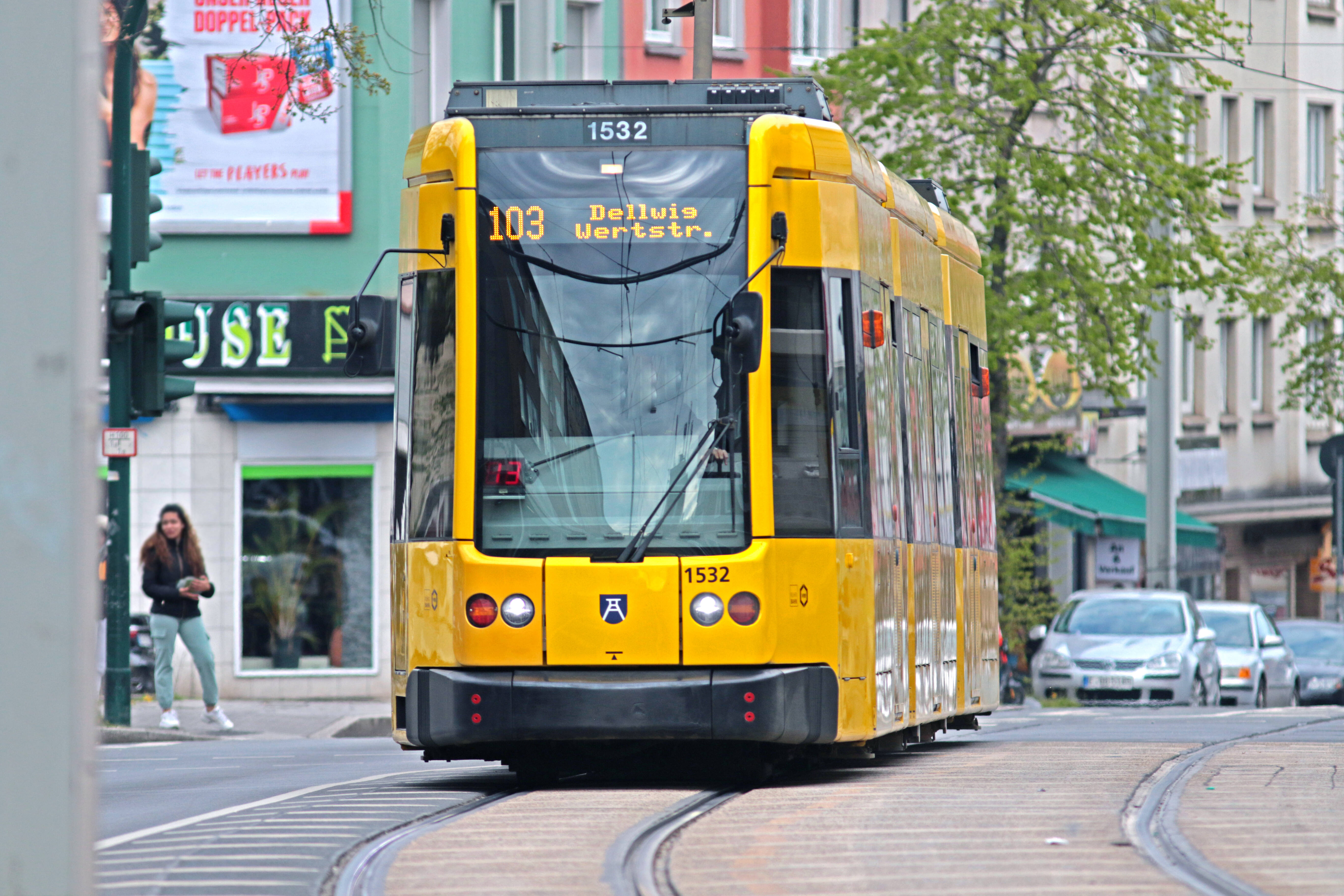Kleiner Junge stirbt! Straßenbahn erfasst 13-jährigen an Haltestelle!