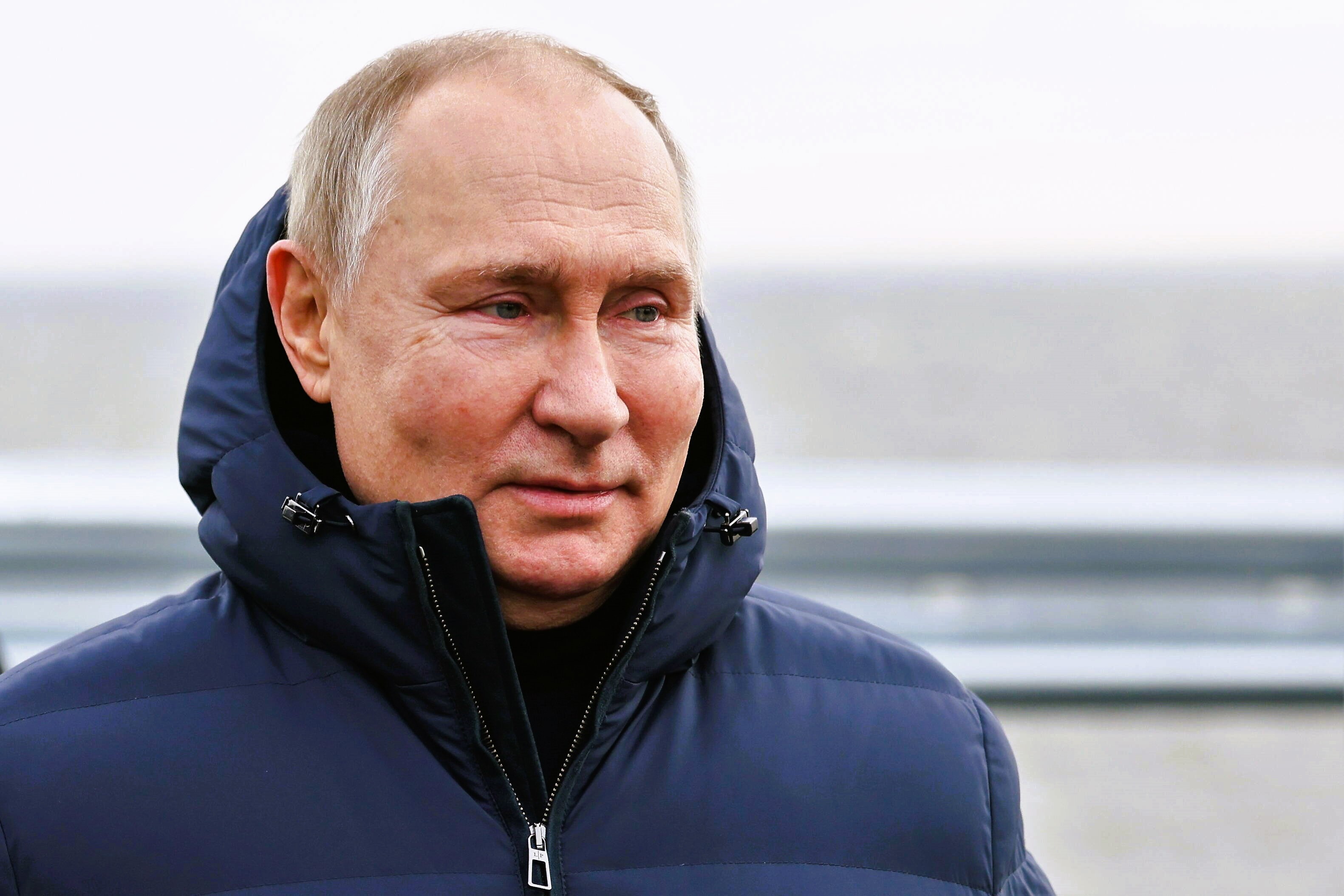 Hätte die Ukraine Putin hier töten können? Kreml-Diktator Wladimir Putin inspiziert beschädigte Krim-Brücke!