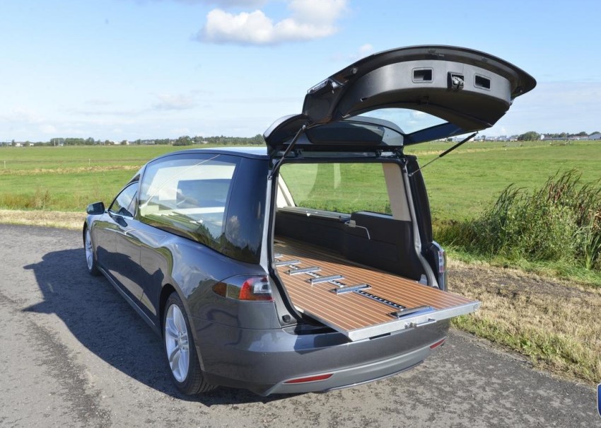 Leichenwagen verliert bei Unfall 4 Särge! Unglück in NRW - auch Fahrer bei Unfall getötet