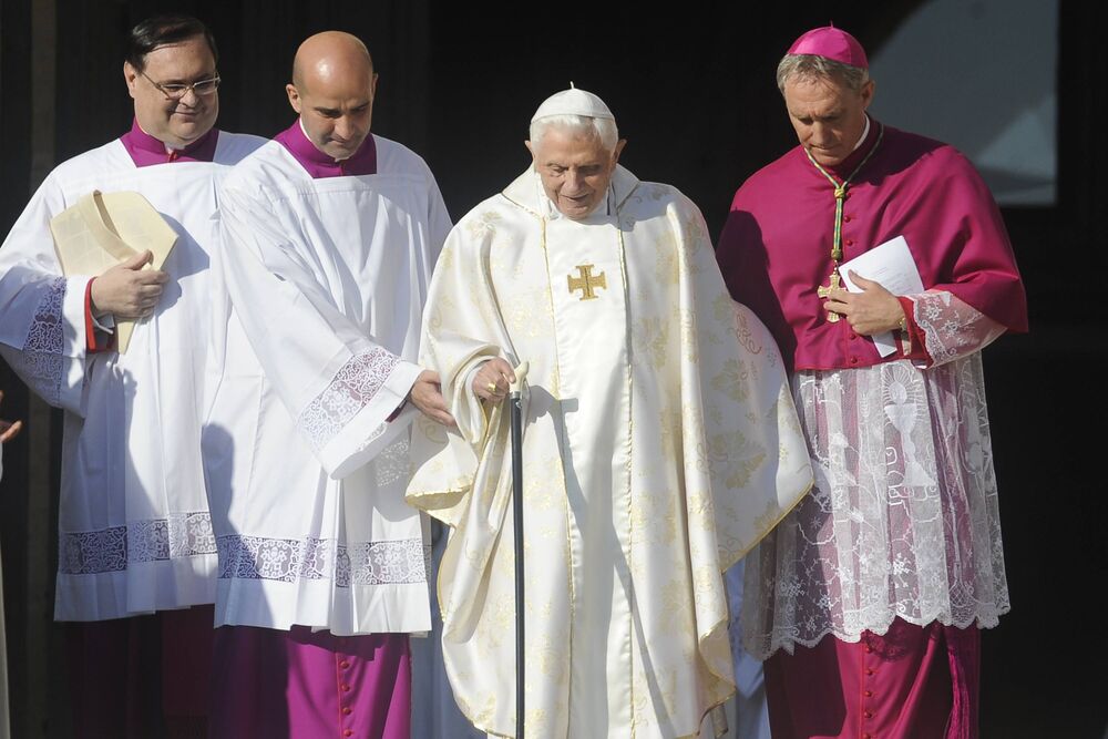 Große Sorgen um Ex-Papst Benedikt XVI - er bekommt kaum noch Luft! Vatikan informiert über ernste Lage