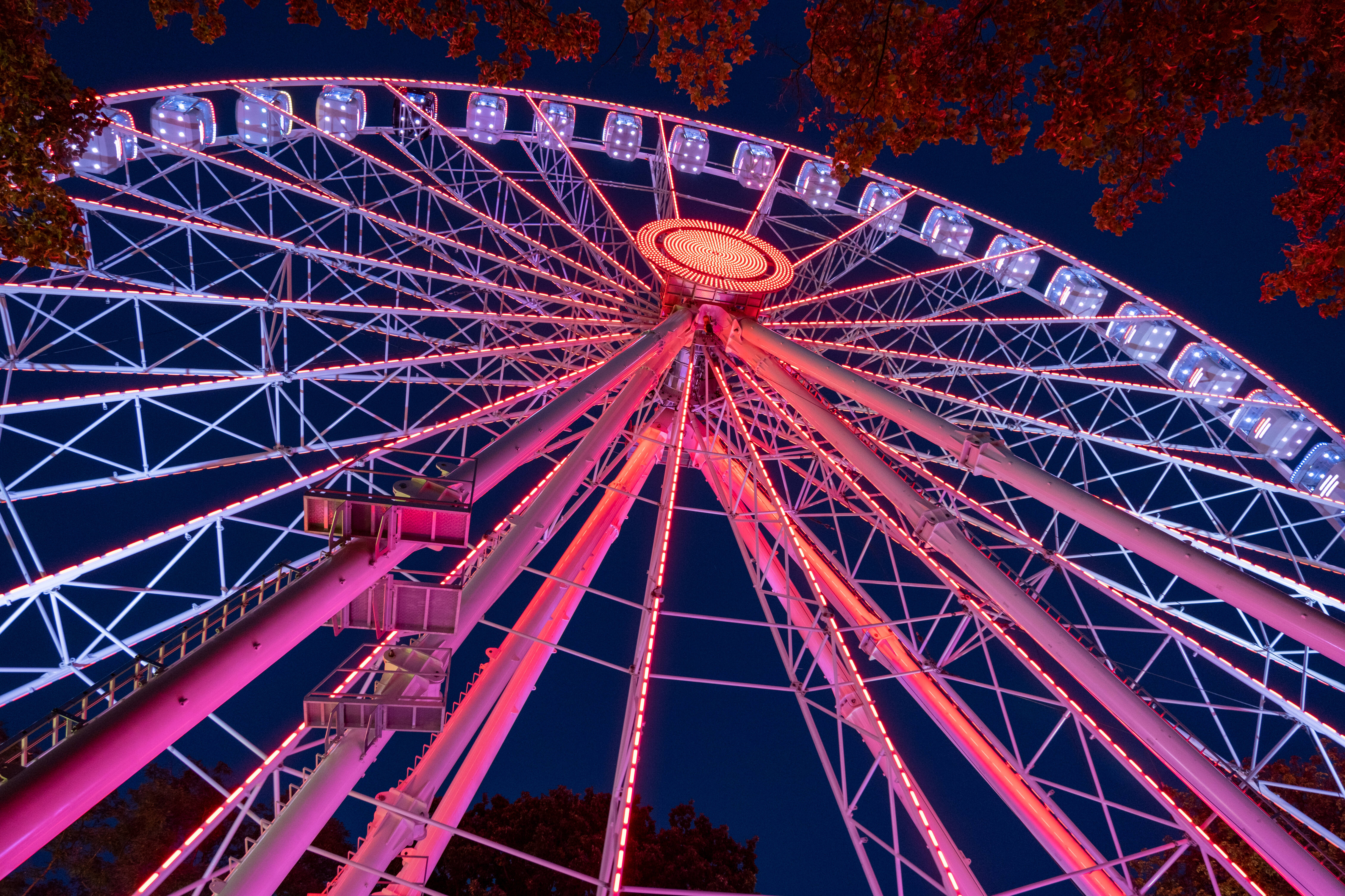 Drei Frauen stürzen aus Riesenrad! Tödlicher Unfall auf Jahrmarkt: Frauen stürzen aus großer Höhe ab