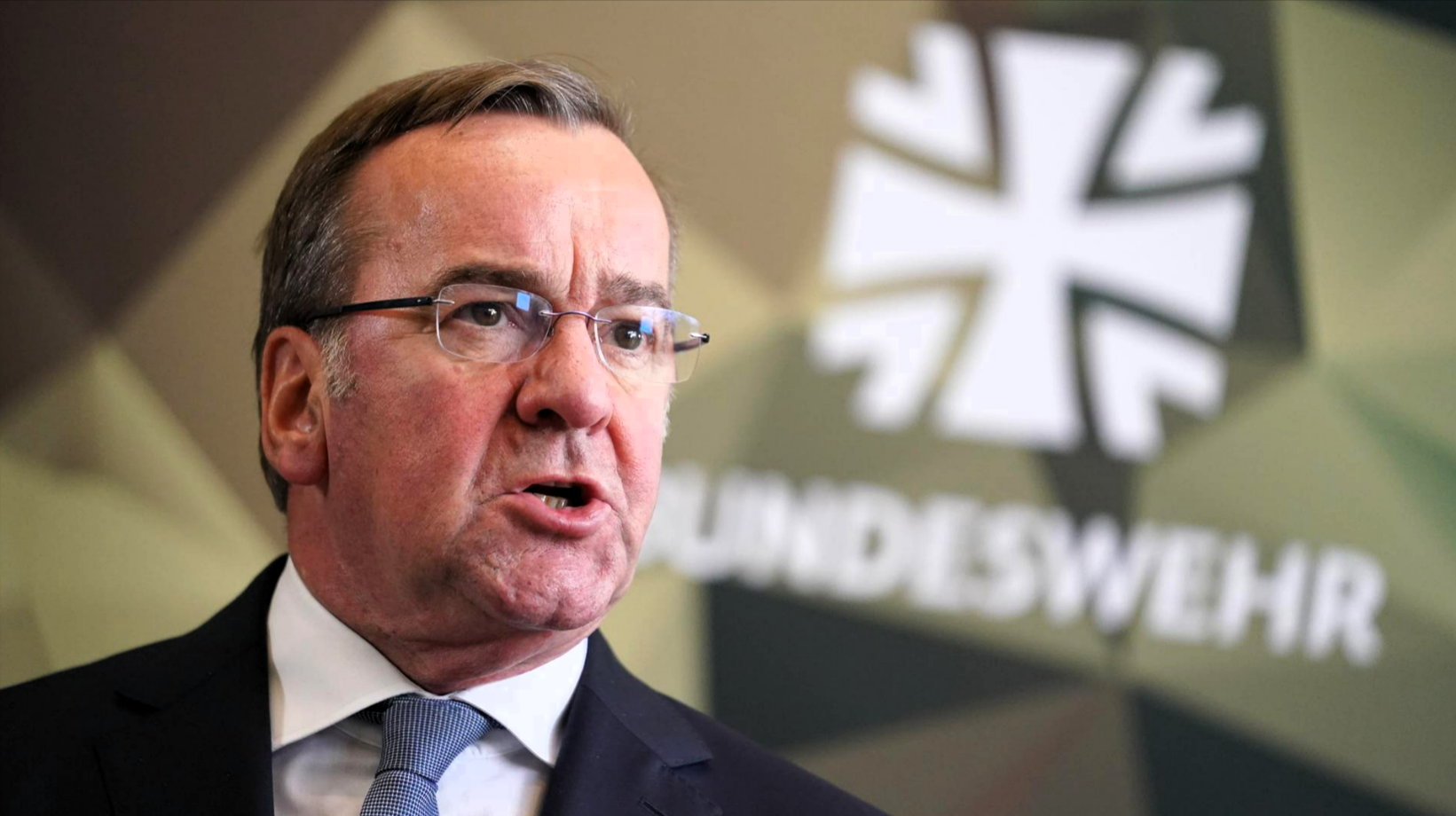 Alle Deutschen müssen an die Waffe! Verteidigungsminister Pistorius will schwedisches Wehrpflicht-Modell