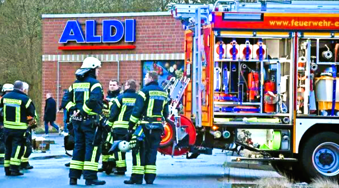 Heftiger Brand in Aldi-Filiale: Feuerwehr kämpft gegen Flammen - Mehrere Verletzte!