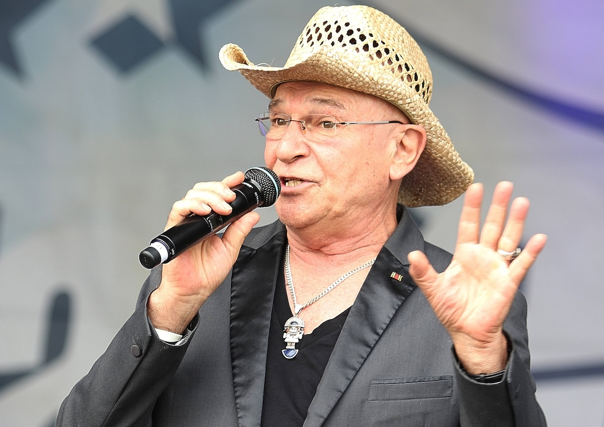 Brutaler Messerüberfall auf Schlagerstar Peter Sebastian – Sekundenakt rettete ihm das Leben