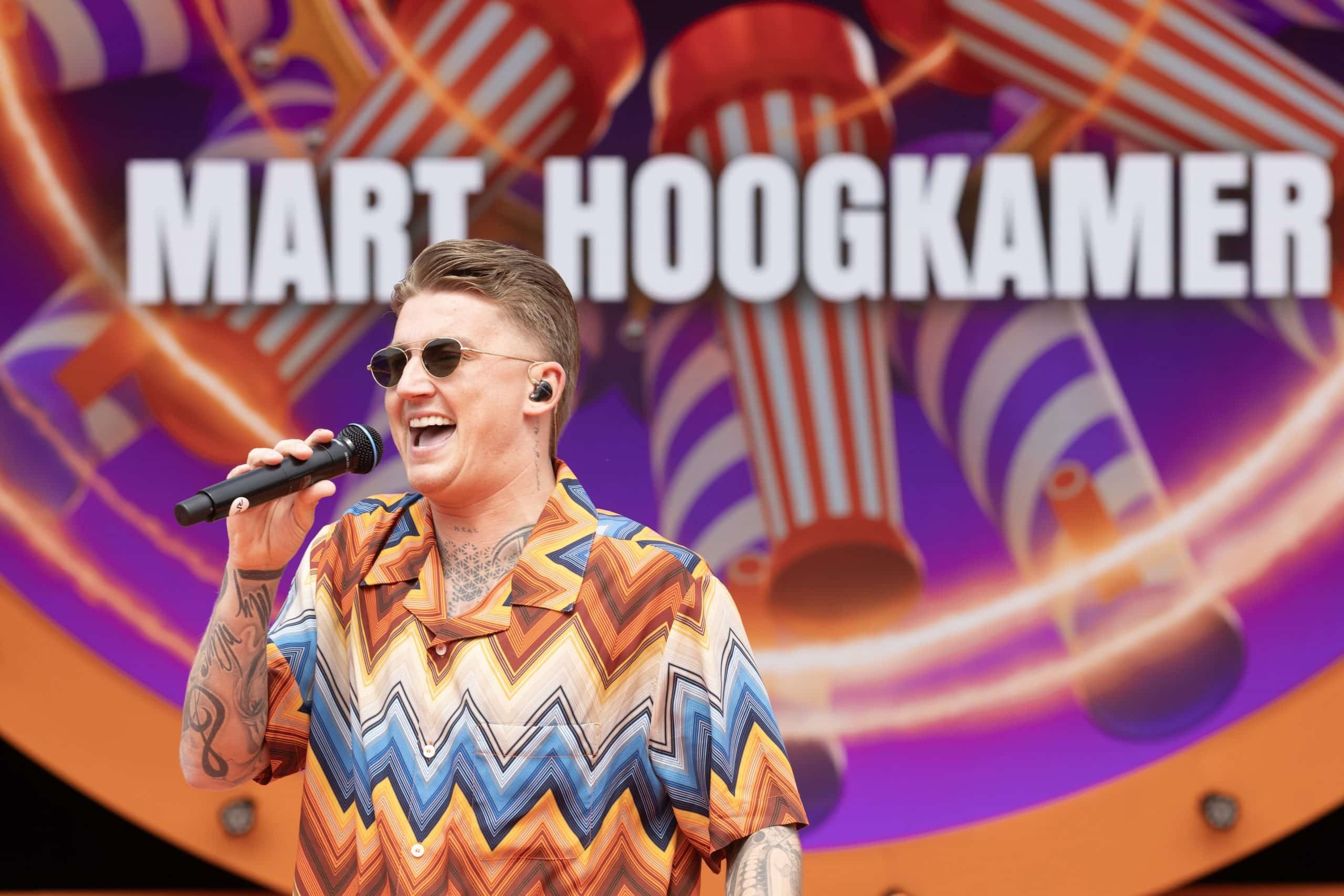 Mart Hoogkamer draagt vriendin haar jurk nadat koffers in Málaga verdwijnen