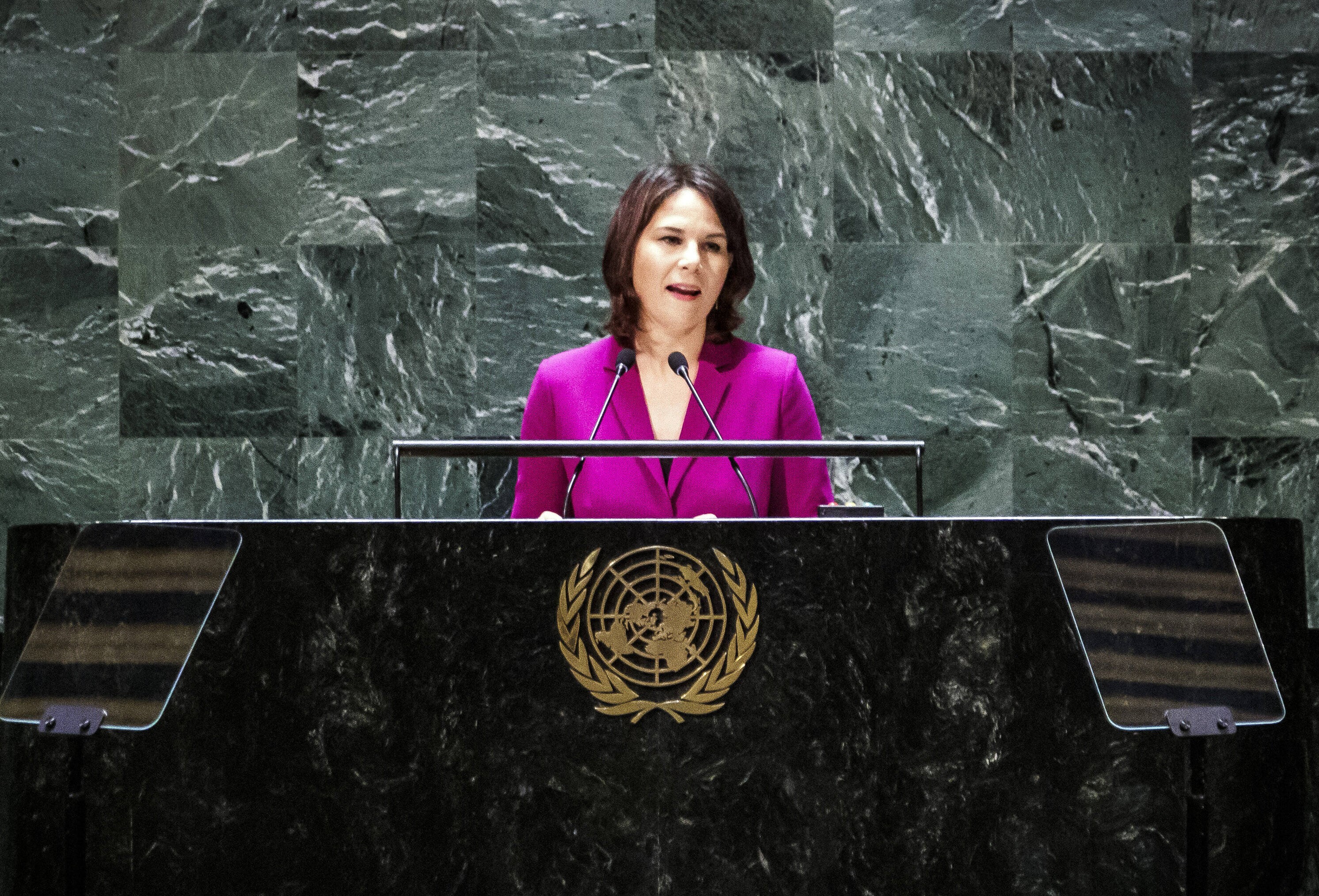 Baerbock knöpft sich Putin vor! Außenministerin stellt klare Forderungen an die Russen!