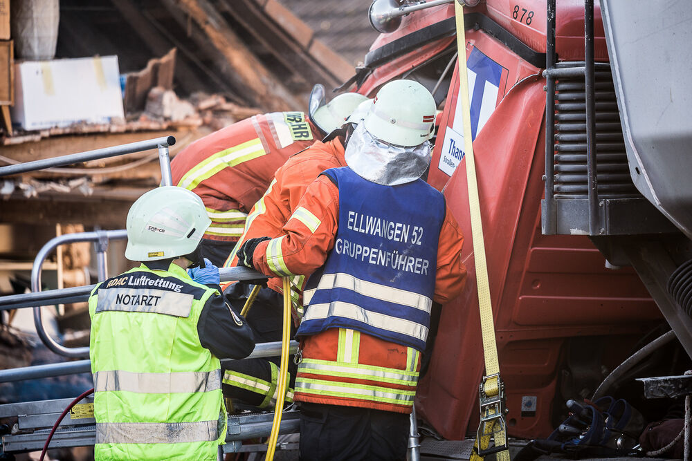 Explosion auf Rügen - mehrere Ferienhäuser stehen in Flammen! Flammeninferno tobt über die Insel!