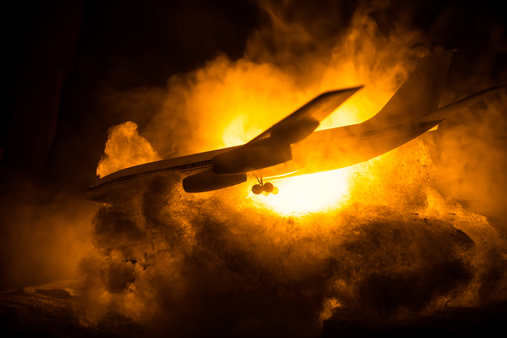 Mysteriöser Flugzeugabsturz! Pilot Ohnmächtig? Kampfjets steigen auf und feuern Leuchtraketen ab!