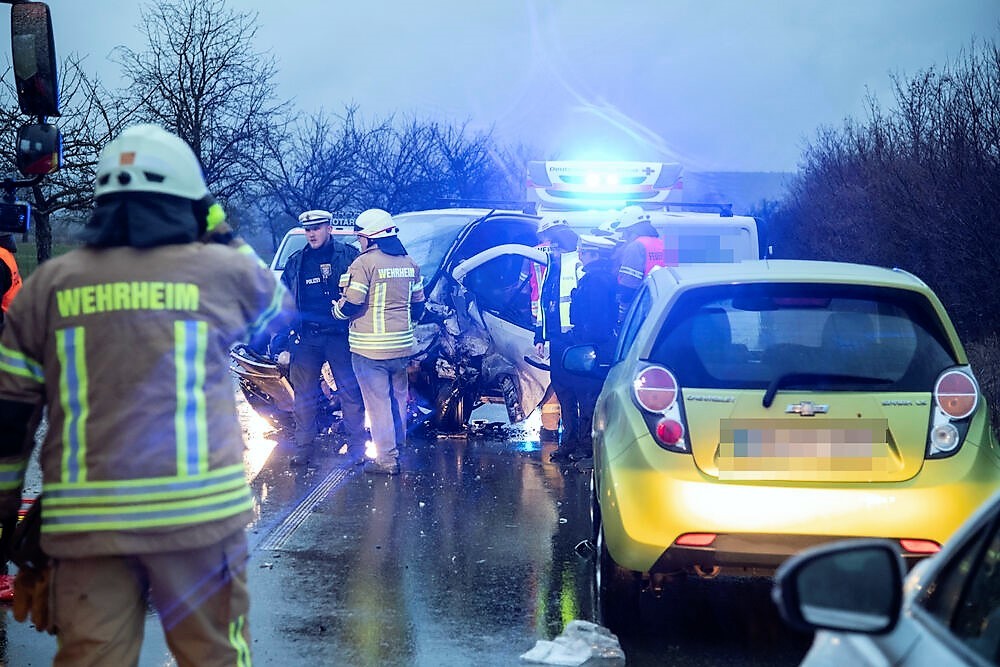 Schwerer Unfall! SUV rammt Polizeiauto von Kreuzung! Drei Verletzte bei schrecklichem Crash