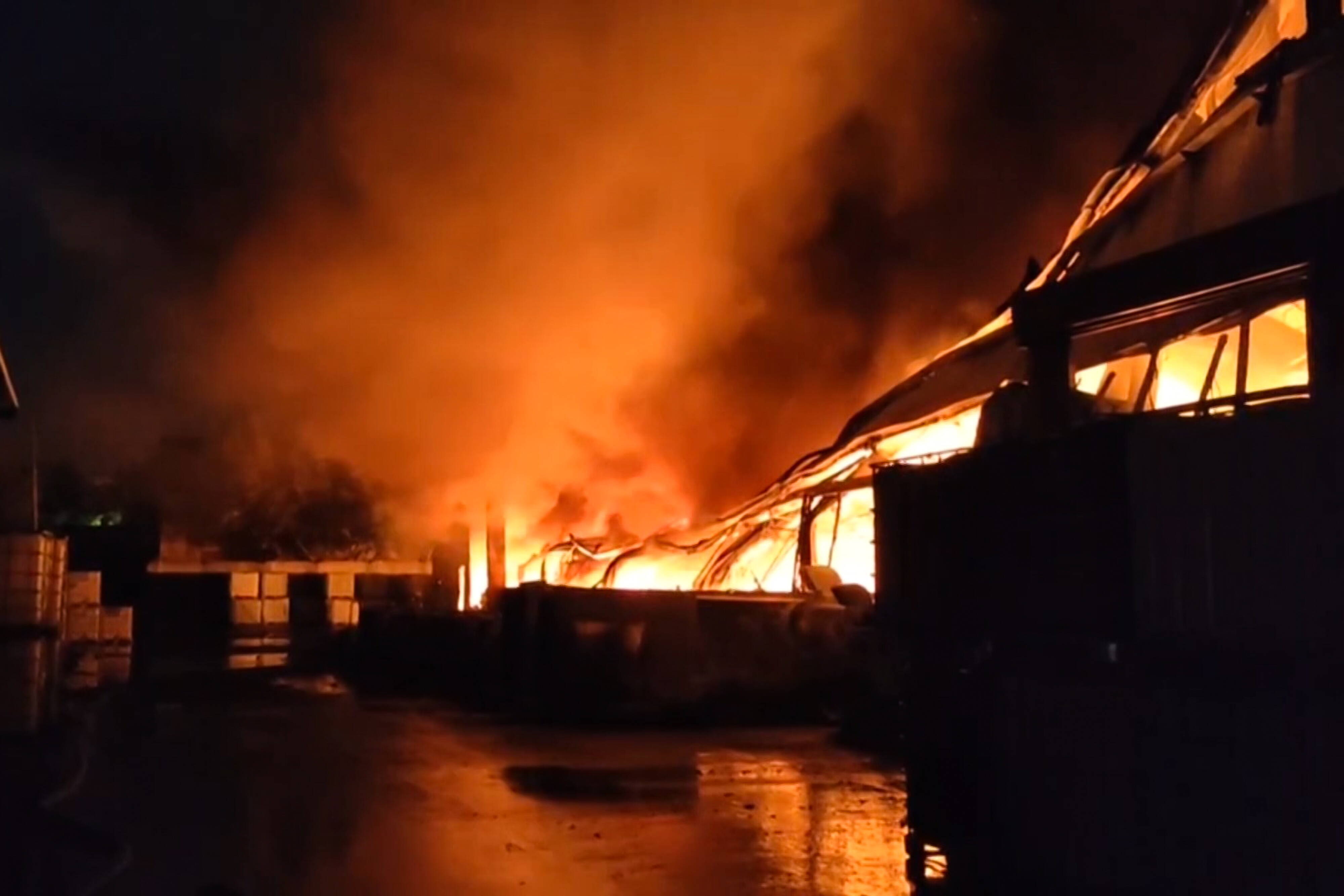 Großbrand und Explosionen im Europapark in Rust - Besucher müssen evakuiert werden!