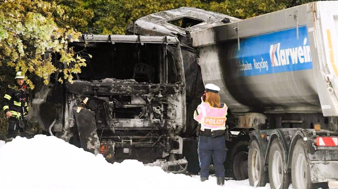 Mega-Vollsperrung! Tanklaster rast in Kies-LKW - Feuerinferno tötet Fahrer, lange Sperrung erwartet!