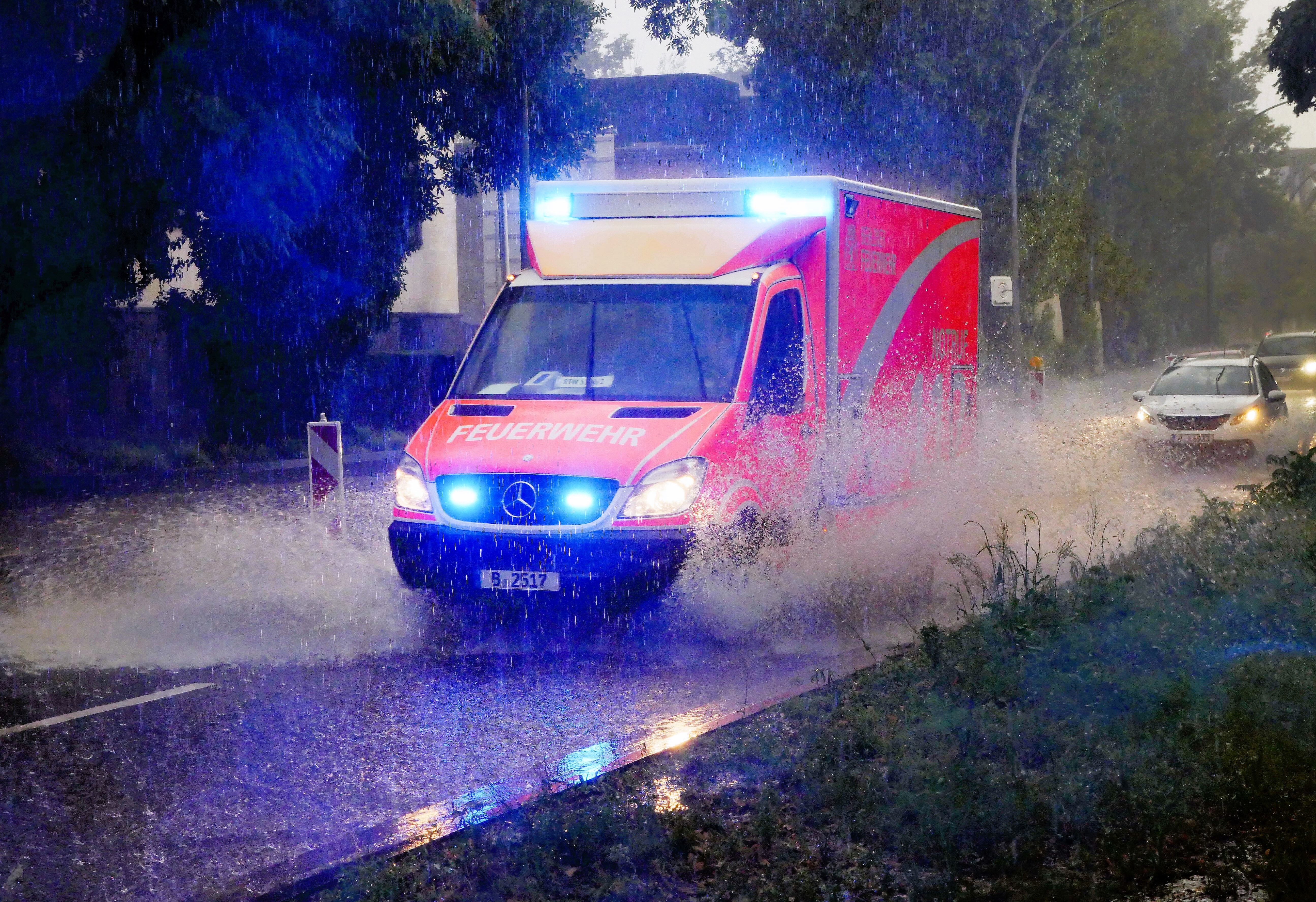 Schwere Unwetter-Warnung zum Wochenende! Kaltfront mit Sturm und Hagel kommt - meiden Sie Parks und Wälder!