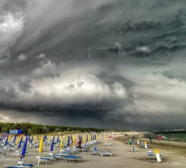 Wirbelsturm überrascht Touristen am Strand, Badegäste flüchten! Nächstes Urlaubs-Chaos! Schwere Unwetter