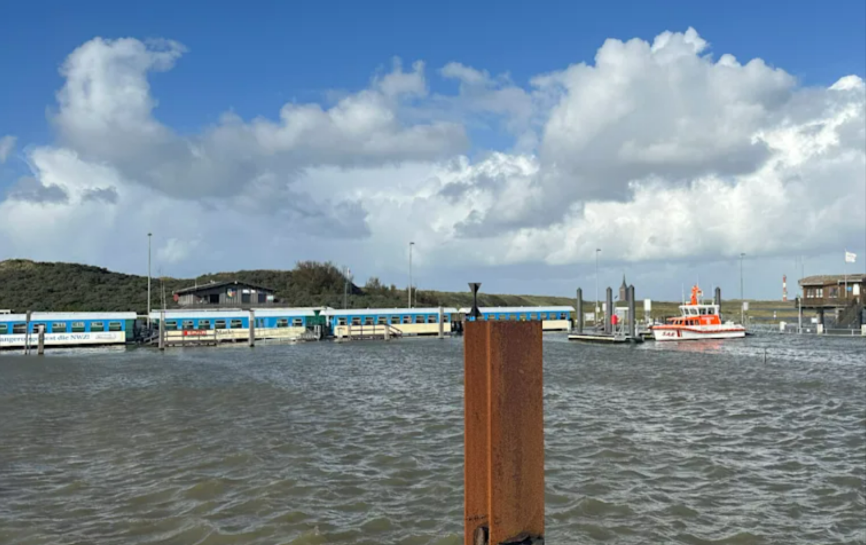 Sturmflut trifft auf deutsche Küste - Inselbahn steckt im Hochwasser fest! Dramatische Szenen auf Deutschlands Inseln!
