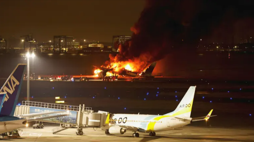 Feuerinferno am Flughafen! Passagier-Airbus kollidiert mit anderem Flugzeug und gerät in Brand!