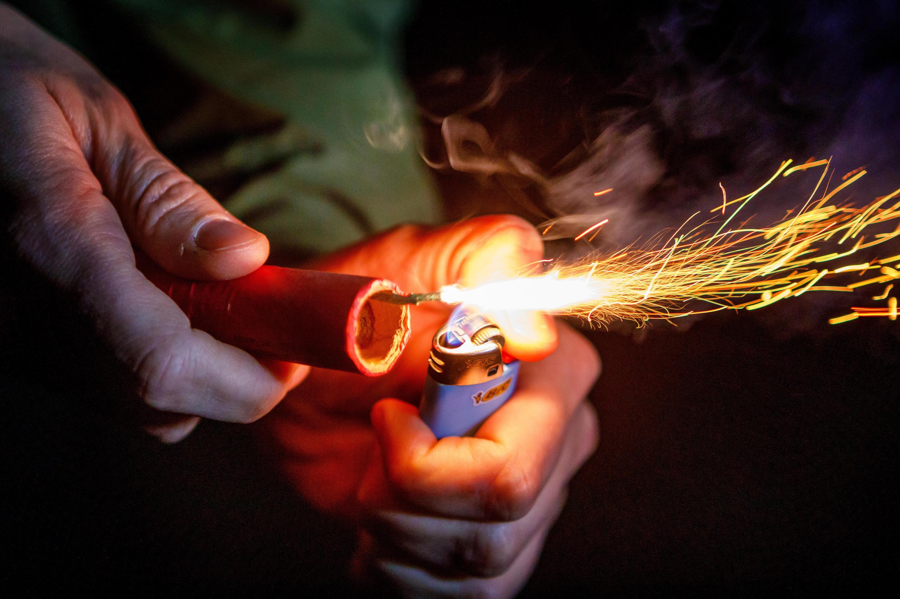 Kinder finden Böller auf Parkplatz - 3 Teenager nach Explosion verletzt im Krankenhaus!