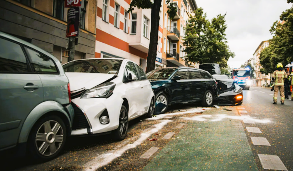 Porsche-Fahrer rast in 9 Autos und sorgt für Bild der Verwüstung - 9 PKWs bei Unfall beschädigt