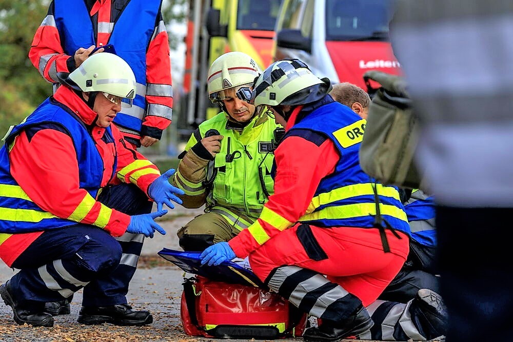 Vollsperrung! Kind stirbt bei schwerem Unfall! Tödlicher Zusammenstoß auf der Landstraße