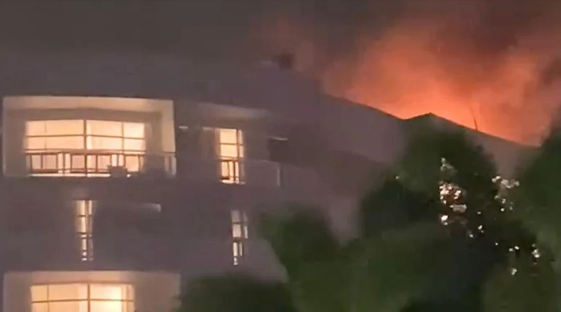 Hubschrauber rast in Hilton-Luxushotel - Pilot überlebt Unfall nicht!